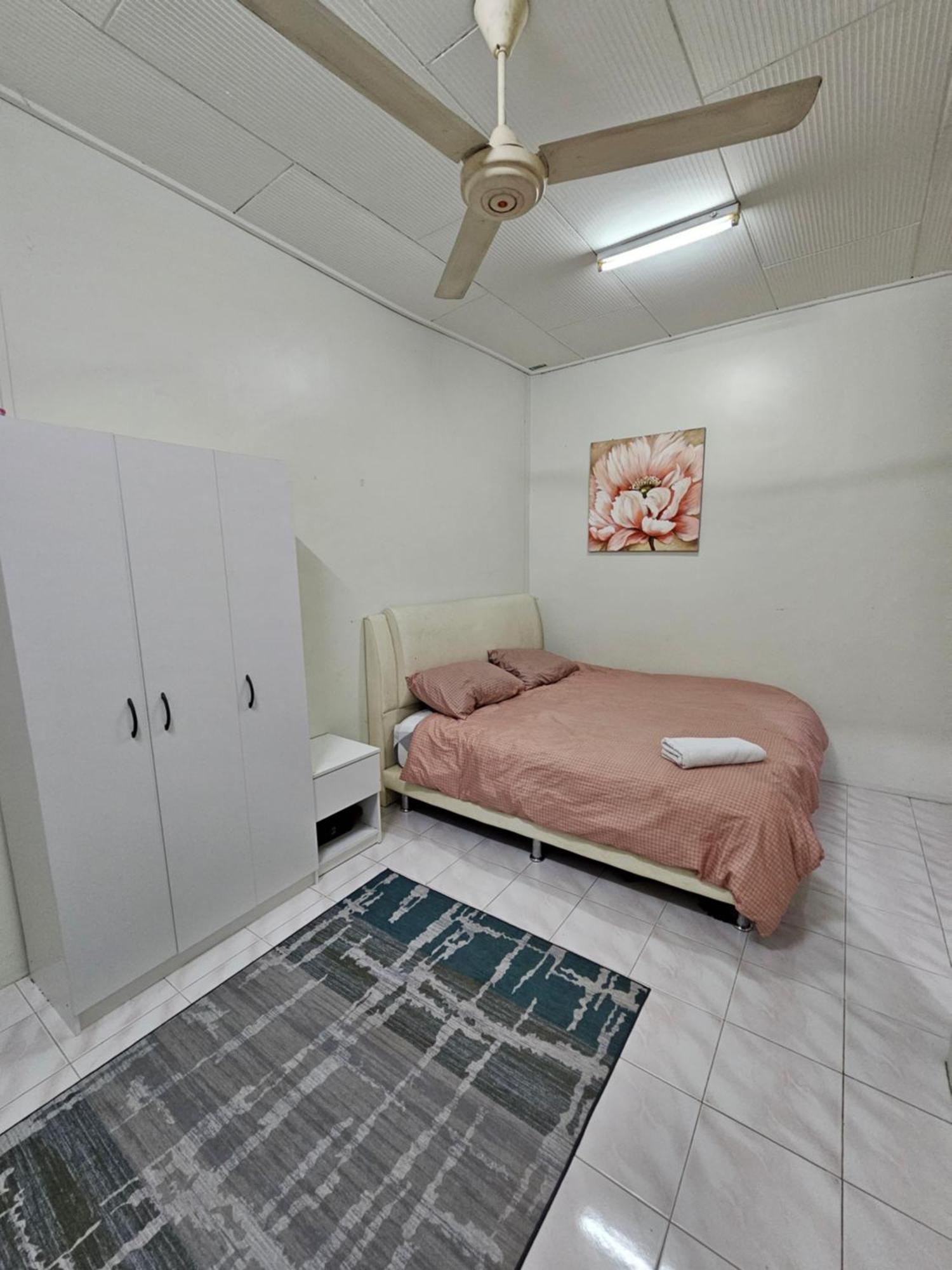 Ruhani Homestay 3 Kb - 4 Bedroom Fully Airconditioned With Wifi & Netflix Кота-Бару Экстерьер фото